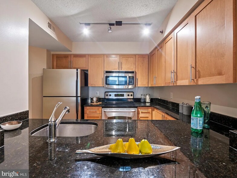 Kitchen - fridge with ice maker - 7500 Woodmont Ave