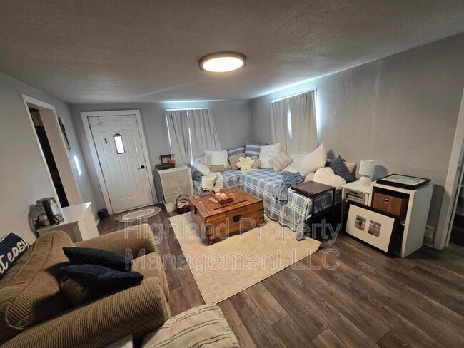 Building Photo - 1160 1/2 NE Lake St