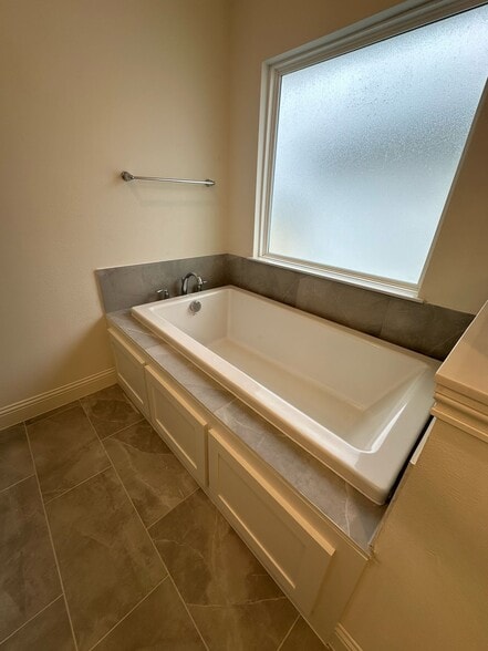 Master bathroom tub - 3429 Vista Highlands Ln