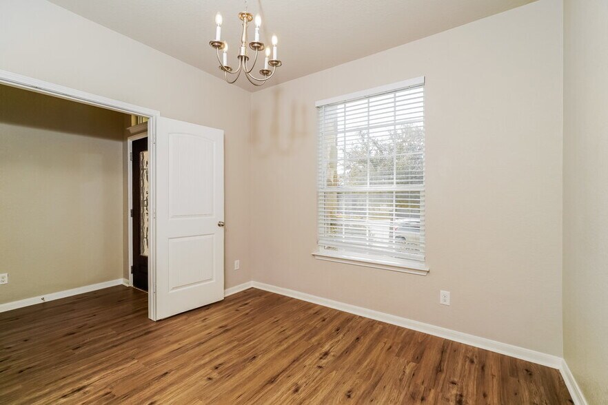 Building Photo - 252 Oak Creek Way