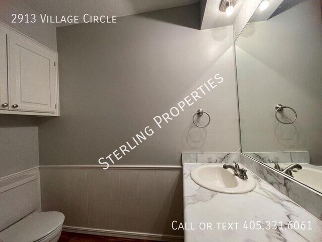 Building Photo - 2913 Village Cir