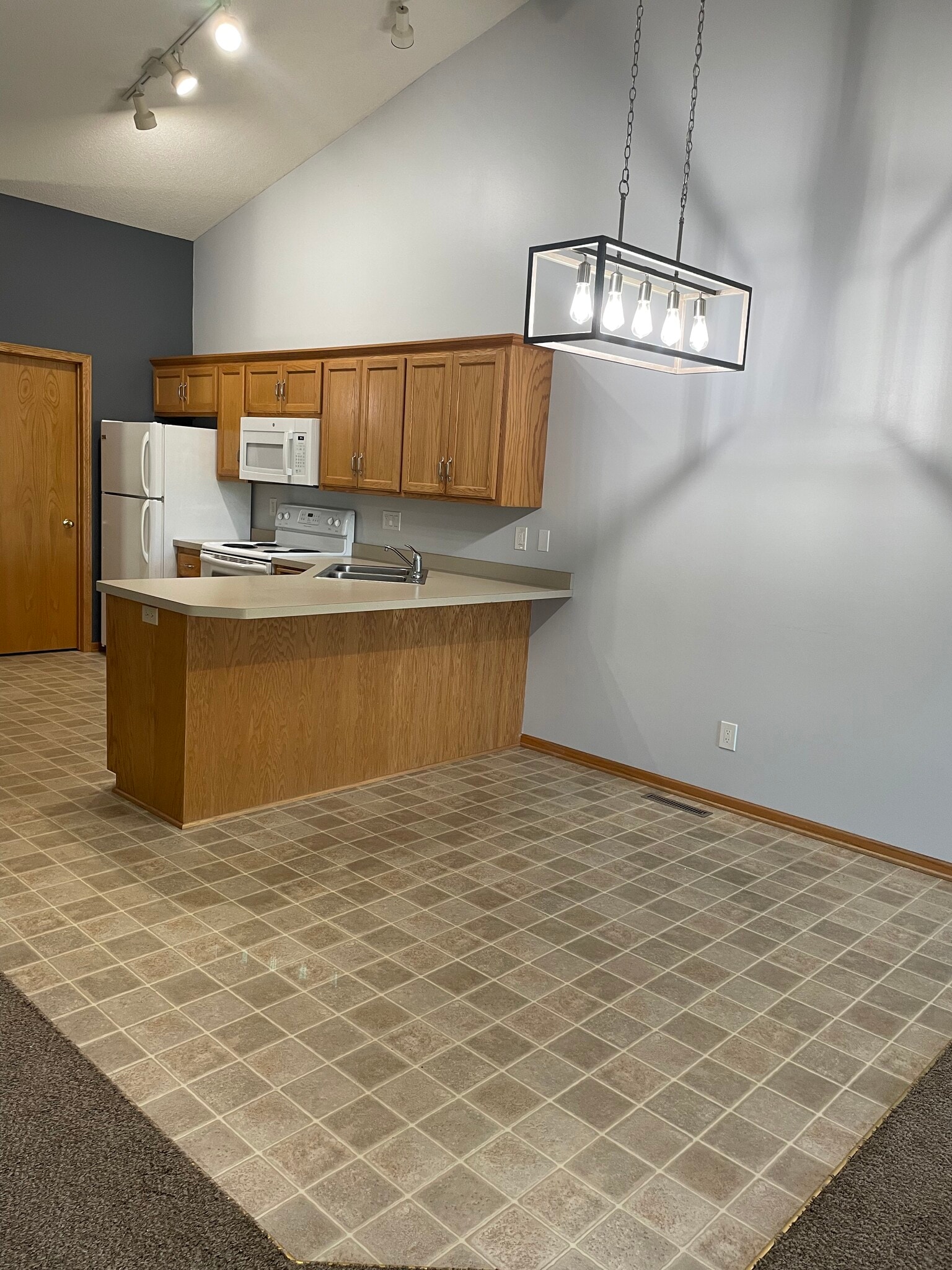 Dinning area - 1645 Lakeridge Way