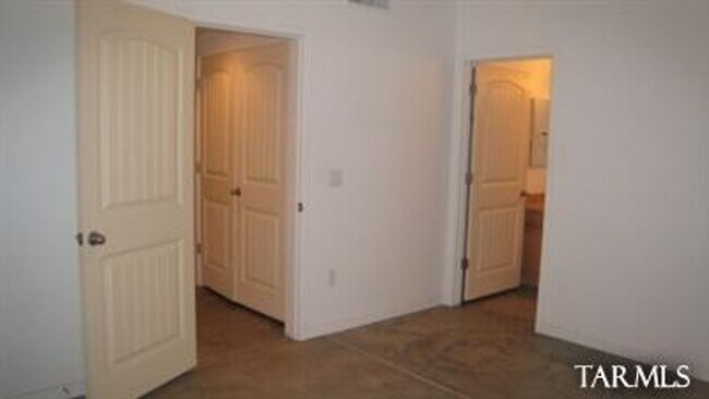 Building Photo - PRELEASE August 2026! West University Home!