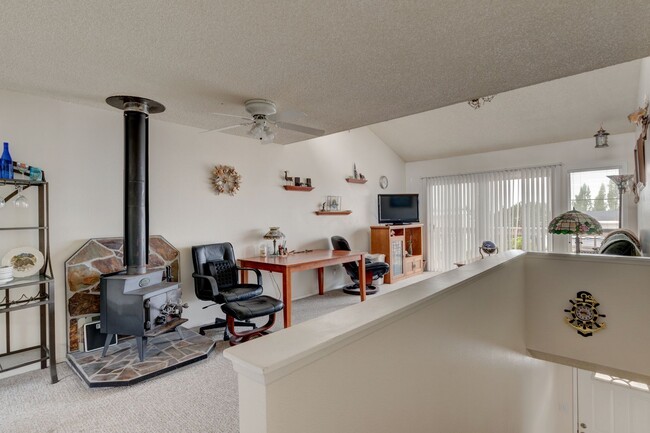 Building Photo - Fully Furnished 2 Bed 1 Bath Condo (Water/...