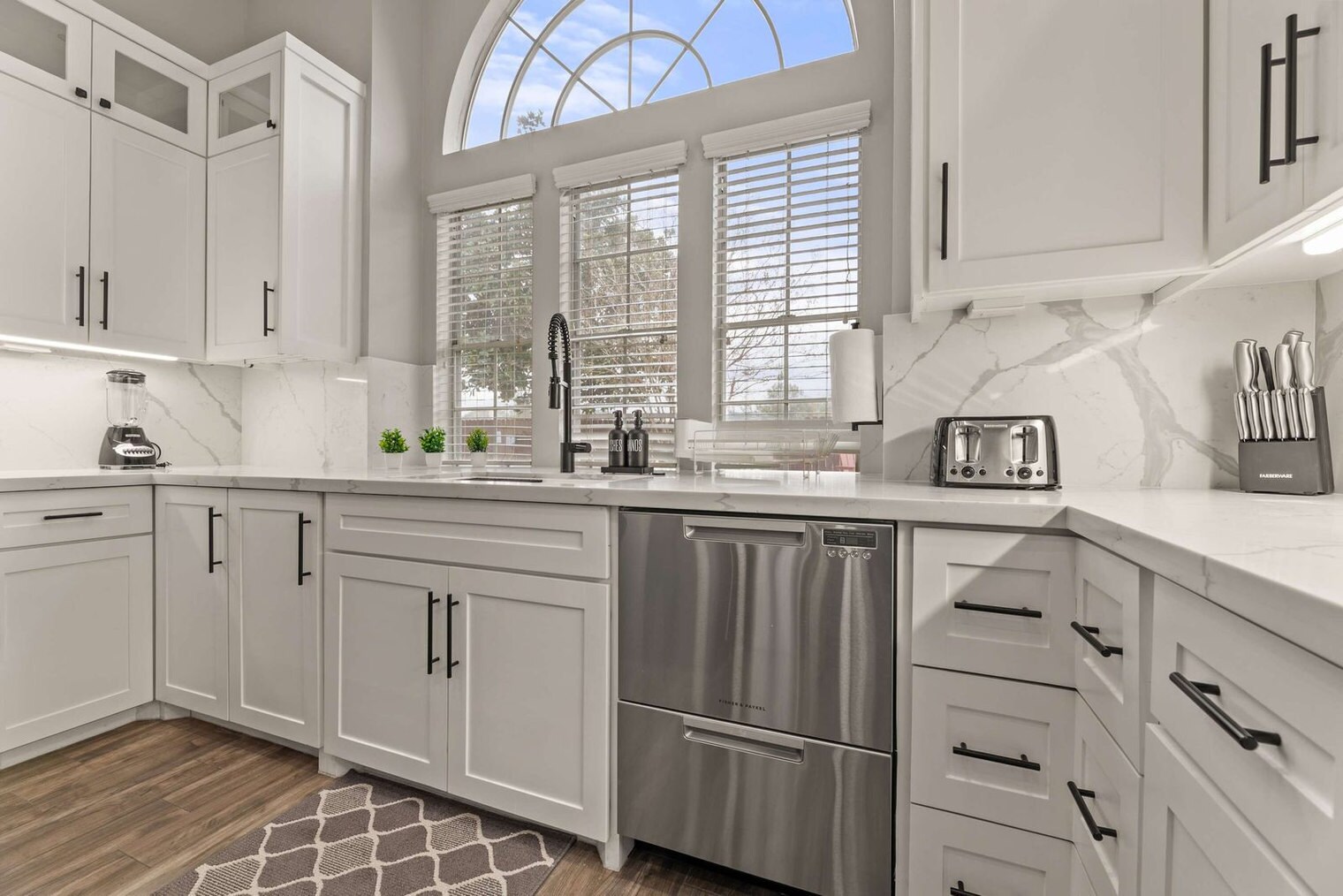 Building Photo - 1905 Navajo Dr