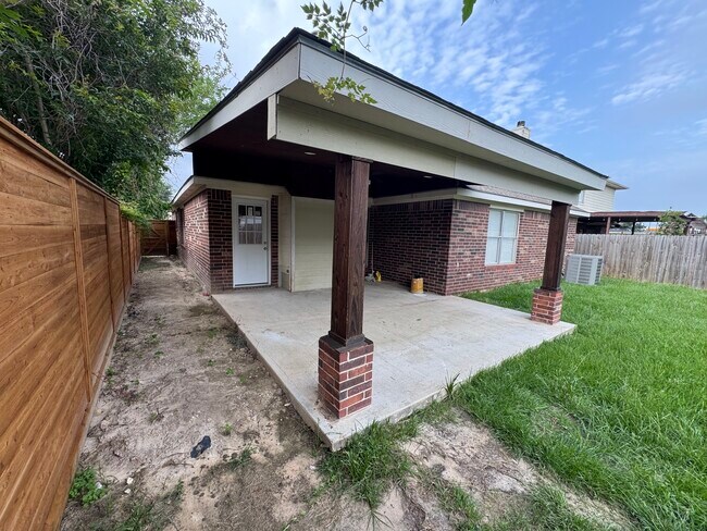 Building Photo - 21111 Woodland Green Dr