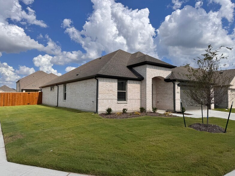 Building Photo - 1012 Rosemary Hill Dr