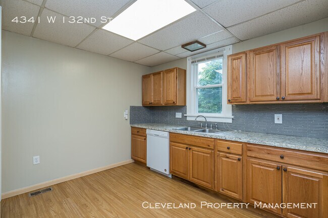 Building Photo - Updated West Side Colonial
