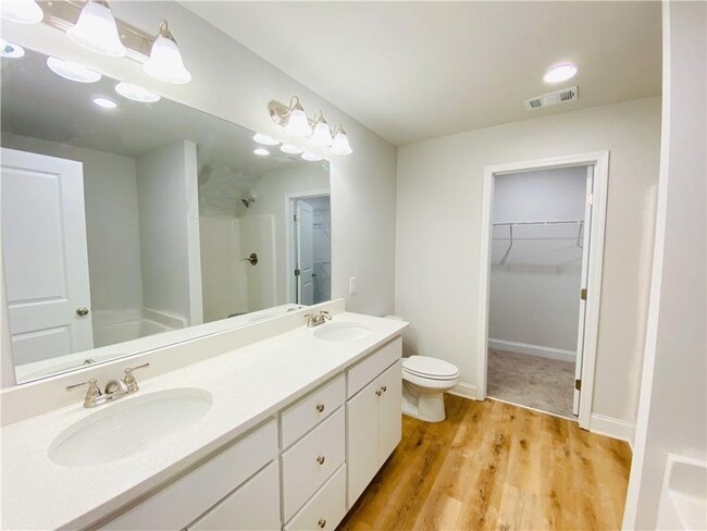 Building Photo - 1099 N Village Dr