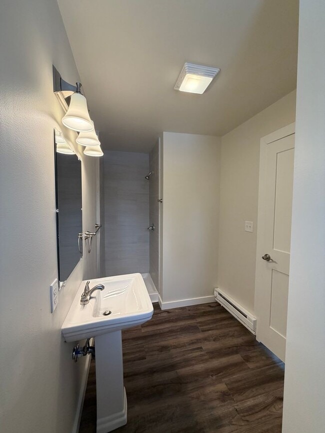 Building Photo - Beautifully remodeled and completed 1 bedroom apartment. FREE MONTH OF RENT!*