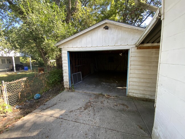 Building Photo - 17 Fairweight-