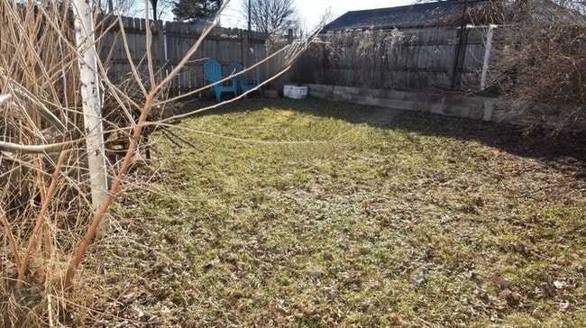 Building Photo - Mishawaka South West Near Park and local universities