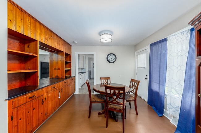 Building Photo - 913 Bern St