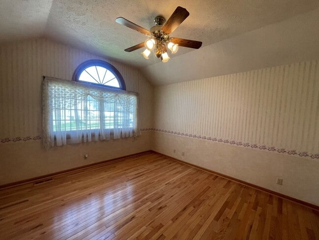 Building Photo - Home For Rent Bellevue.