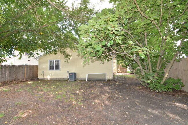 Building Photo - 1020 Tealwood Dr