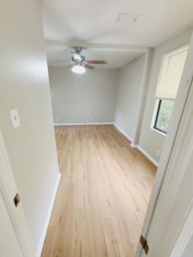 Building Photo - Three Bedroom One Bathroom Cottage in Palmetto Park, St. Petersburg