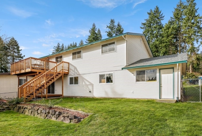 Building Photo - Beautifully Updated 4BR Split-Level Home i...