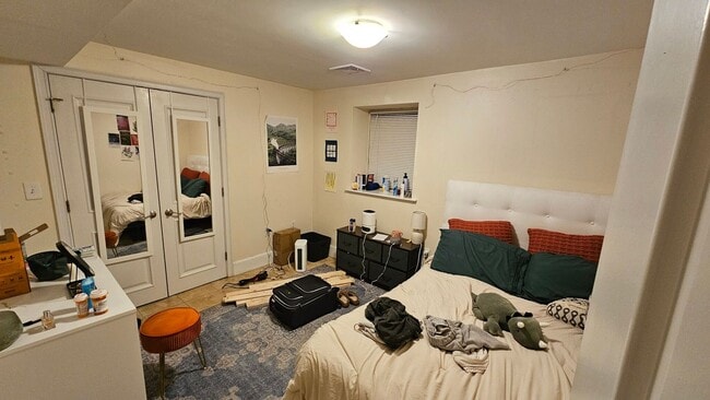 Building Photo - Prime BC Location, Recently Renovated, Cen...