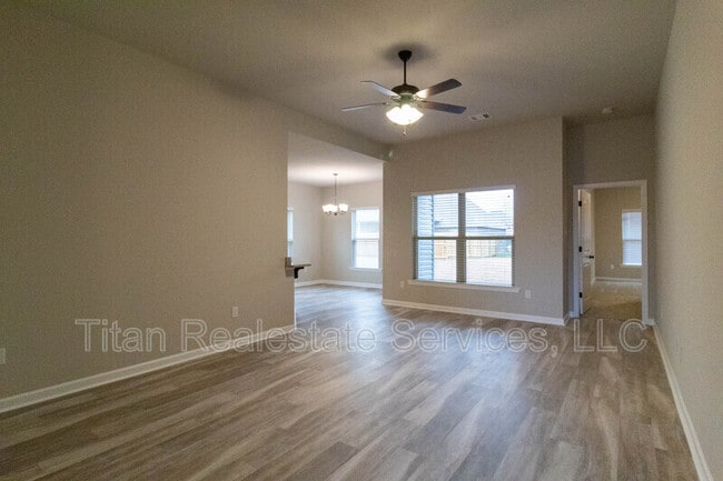 Building Photo - 526 Elwick Dr