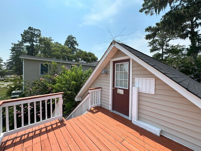 Building Photo - Beautiful Goose Creek Oasis