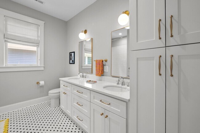 Building Photo - Gorgeous Renovation near Downtown Durham -...