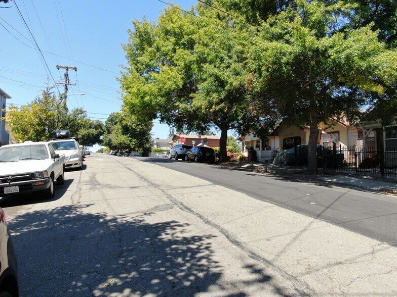 Building Photo - 2025 E 20th St