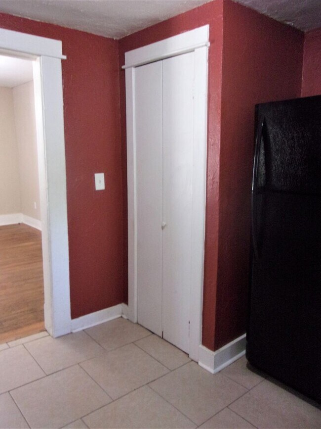 Building Photo - 2 BED 1 BATH HOME WESTLAWN PARK ADDITION O...