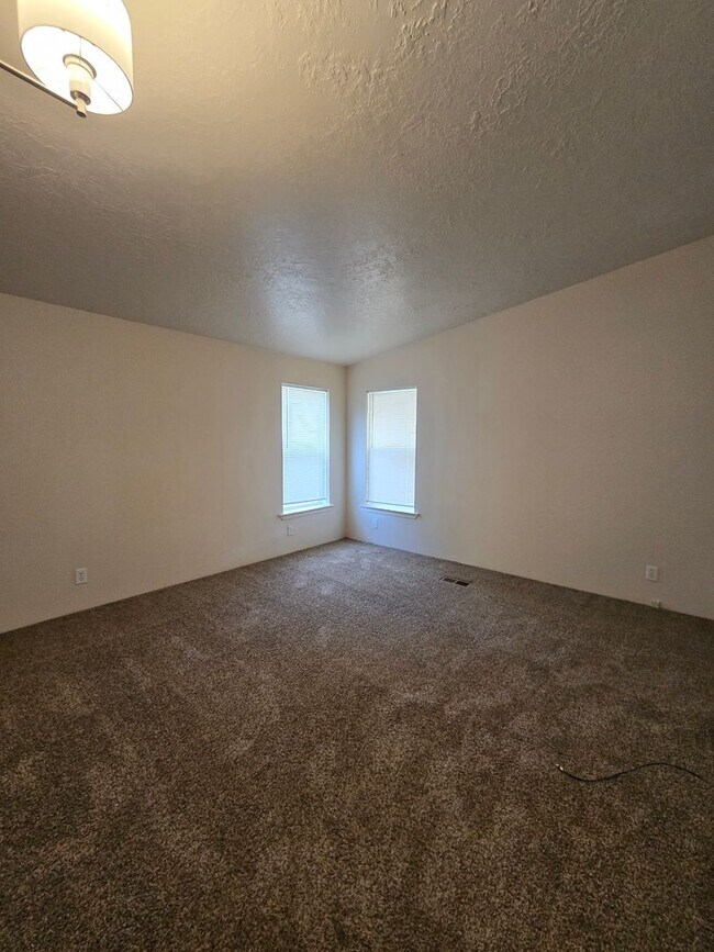 Building Photo - Pet Friendly 3 Bed / 2Bath Home w/ Carport