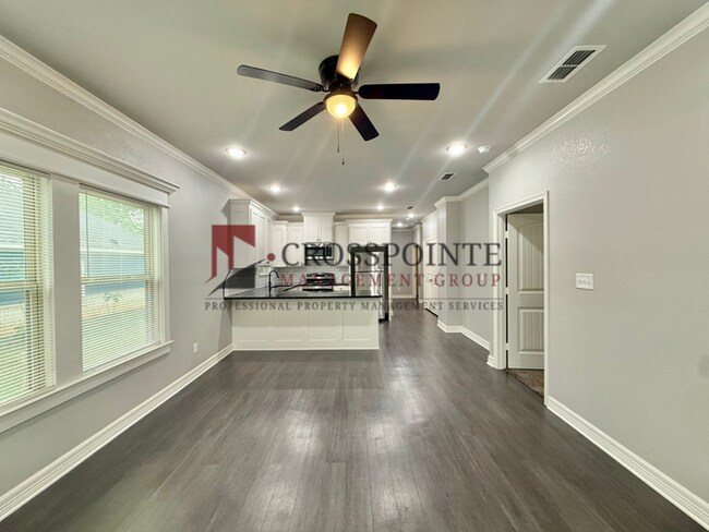 Building Photo - Tour Today! 3 Bedroom, 2 Bathroom Duplex!