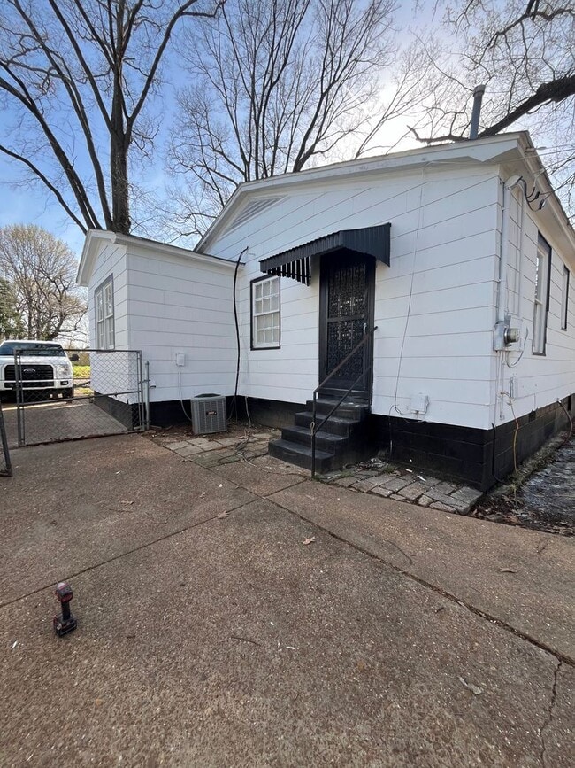 Building Photo - Spacious 2 bedroom 1 bath home for lease