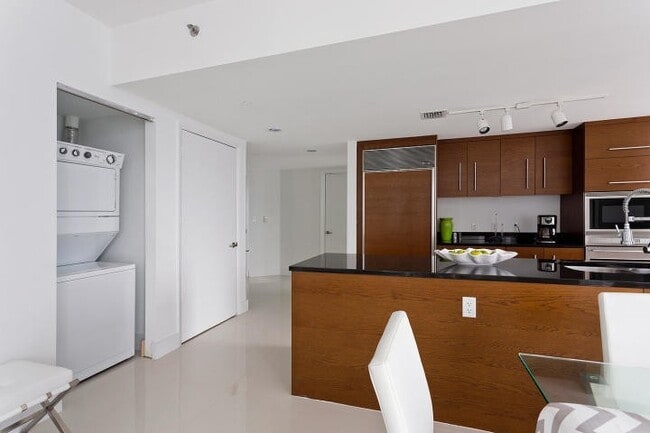 Building Photo - Icon Brickell Unit 4010