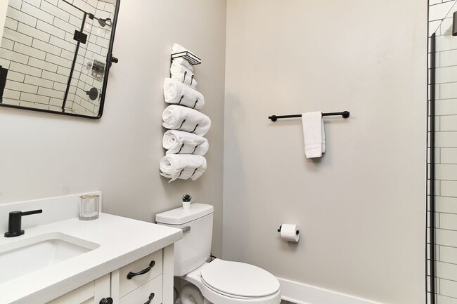 Building Photo - Fully Furnished 2BD Duplex in the Heart of downtown Indy!