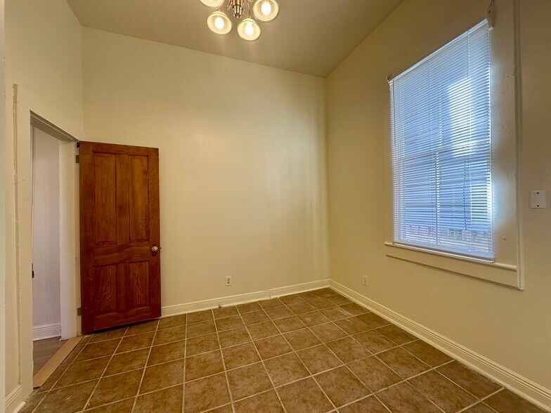 bedroom 2 (no closet) or flex room for office, nursery, gym... - 3817 Cleveland Ave