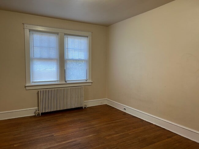 Building Photo - Beautiful 3 Bedroom End of Row Townhome in...