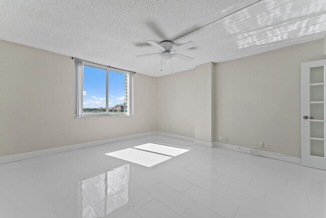Building Photo - 301 Lake Shore Dr