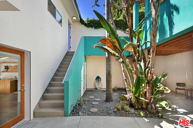 Building Photo - 656 Angelus Pl