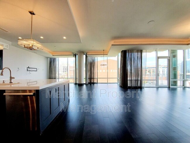 Building Photo - 220 Riverplace