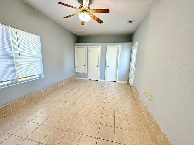 Building Photo - 521 Blake St