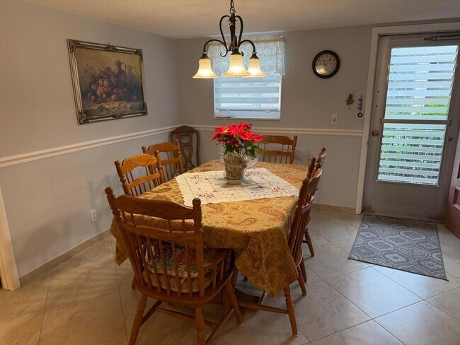 Building Photo - 701 Lori Dr