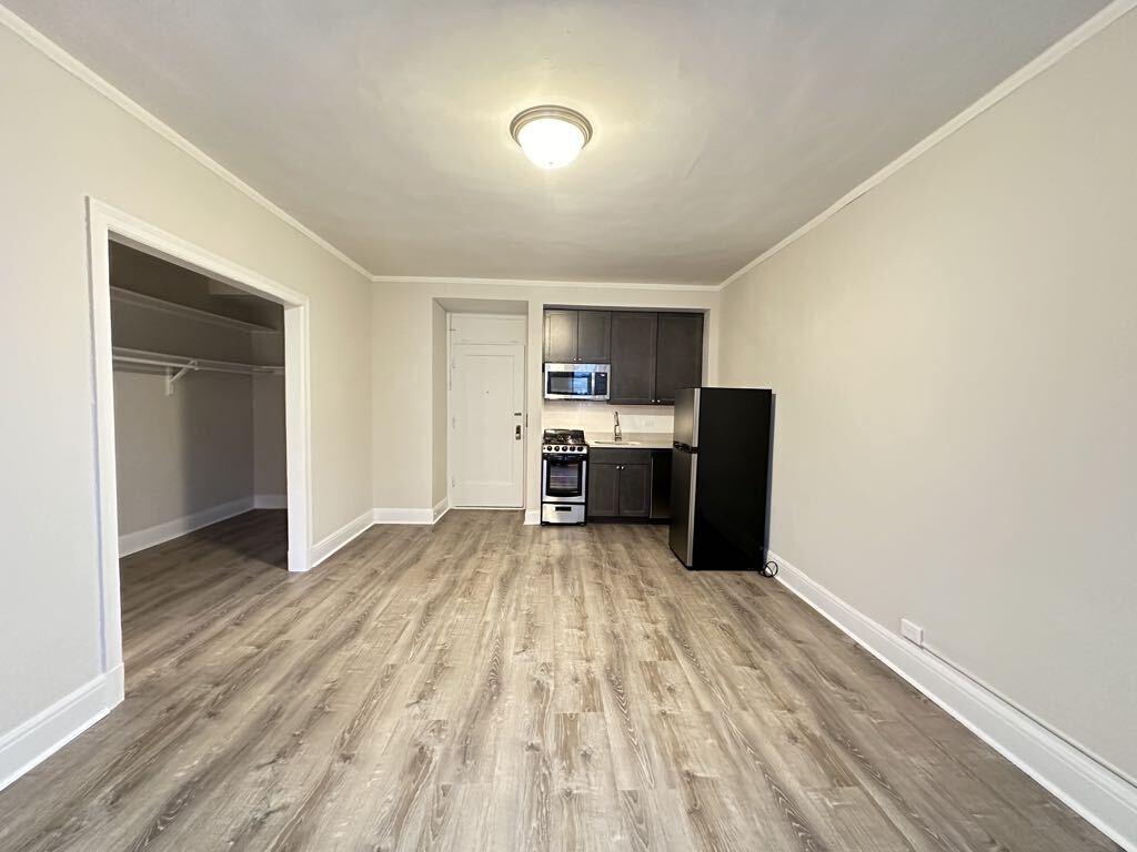 Building Photo - 3335 W Diversey Ave