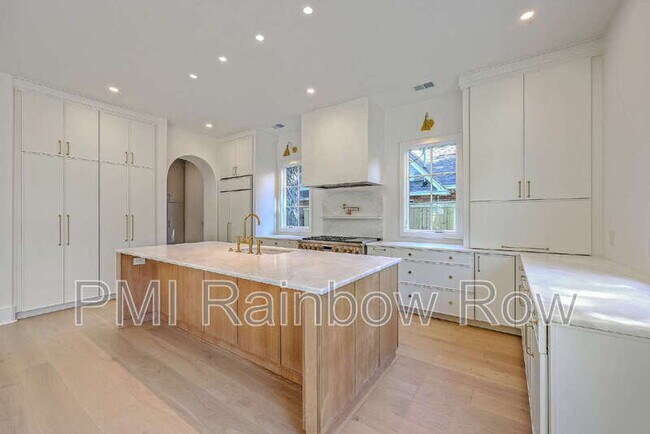 Building Photo - 755 Adluh St