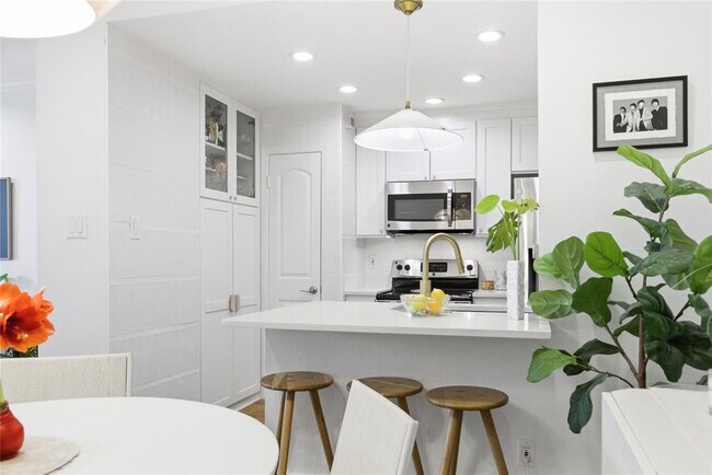 Building Photo - 1501 Barton Springs Rd