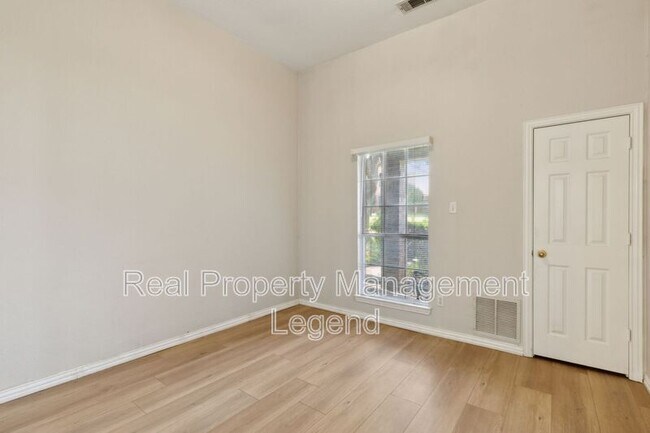 Building Photo - 8012 Greenwood Dr