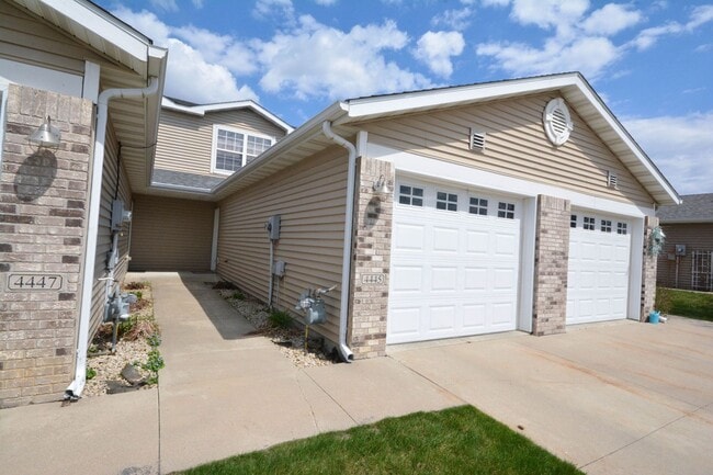 Building Photo - 2br townhouse near many shopping & dining ...
