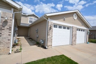 Building Photo - 2br townhouse near many shopping & dining ...