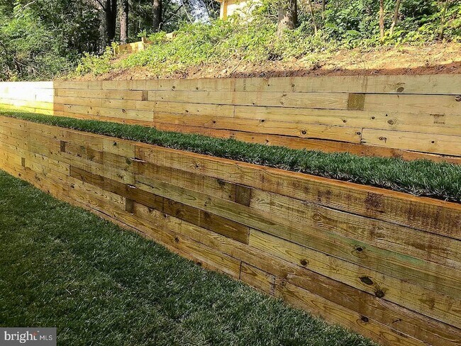 Building Photo - 2235 Abbotsford Dr