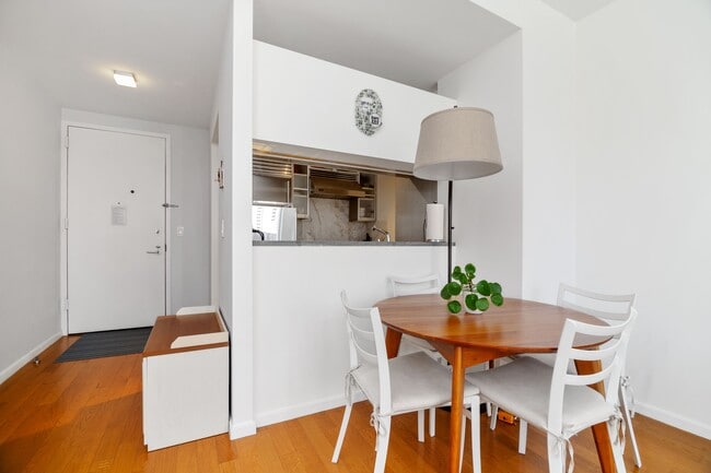 Building Photo - 200 Chambers St