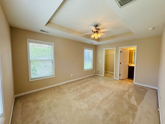 Building Photo - Gorgeous 3 Bedroom Townhome - Ready and Available