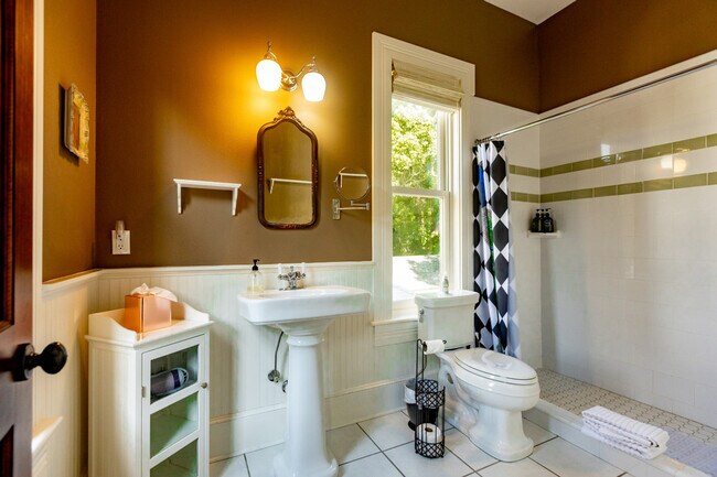 Building Photo - 205 SE 7th St