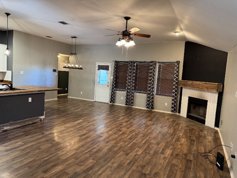 Building Photo - 1988 Helmoken Falls Dr